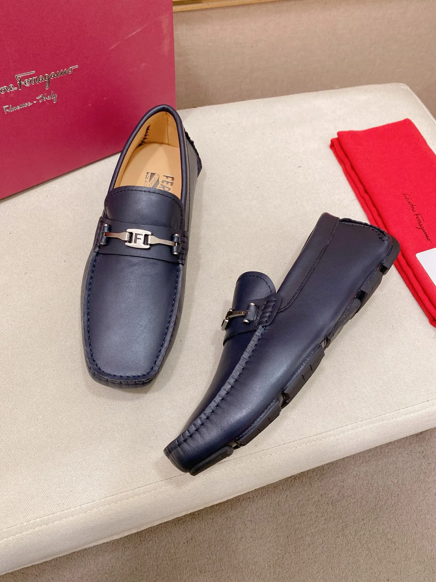 Factory price: 540💰High-end quality! Ferragamo🆕🆕Exclusive hot-selling products in stock🔥🔥New products on the shelves, high-quality Ferragamo men's pea shoes, high-end casual driving shoes, with complete packaging! 💪 💪 Material: imported first-layer cowhide 🐂 + imported high-quality water-dyed cowhide lining + wear-resistant outsole 👍🏻👍🏻 Features: high-end and comfortable, purely handmade 🚀 🚀 Create the perfect shoe that suits you best 🔥 🔥 Size: (38-44) 45 standard size can be customized!